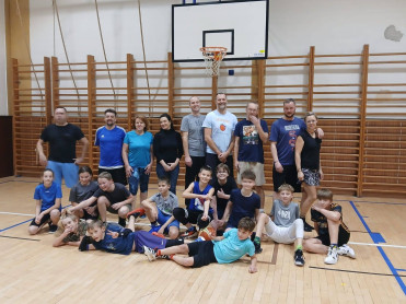 Naši nejmenší U12 si zahráli na posledním tréninku proti Dream teamu rodičů